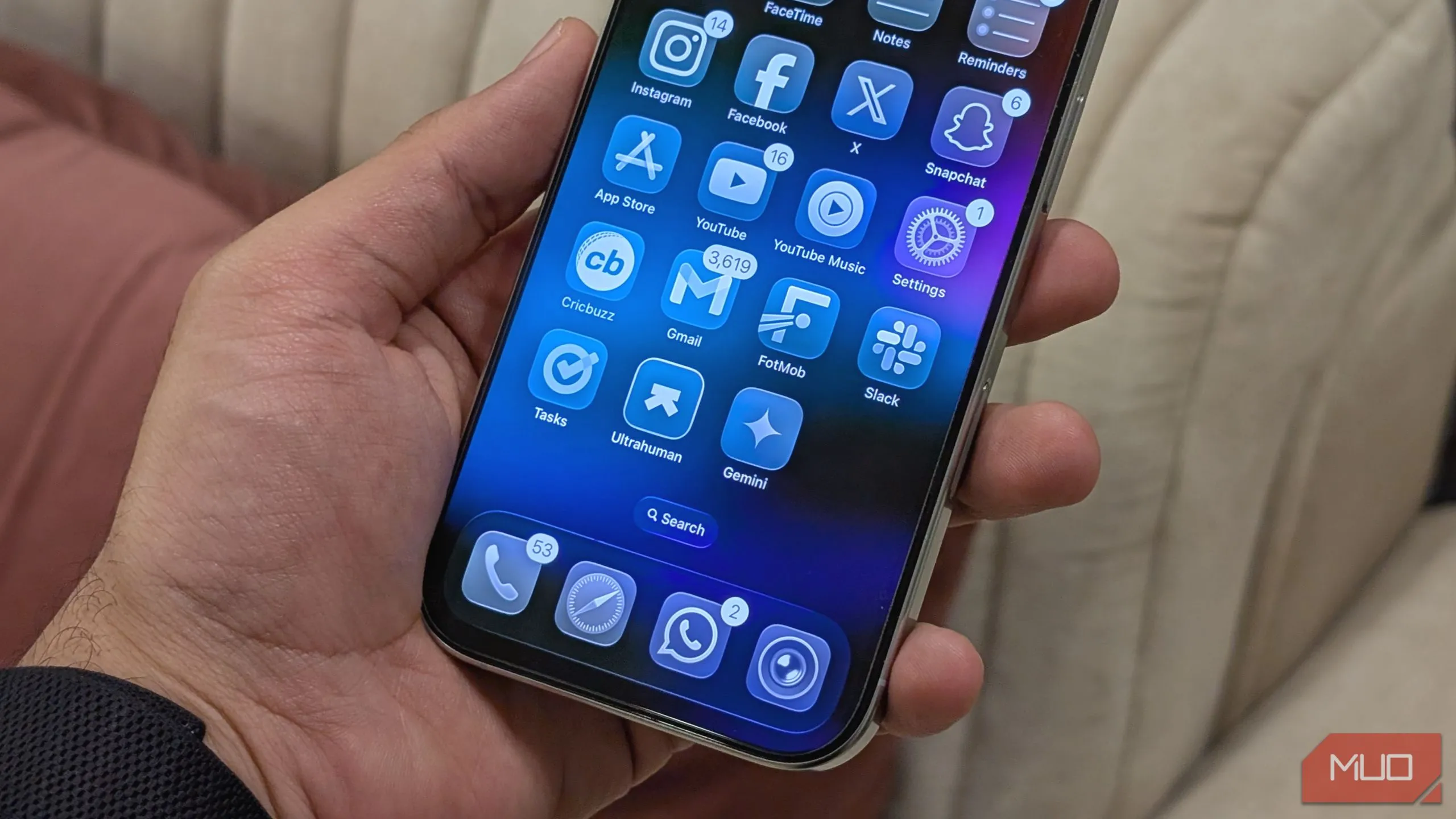 Thiết kế Liquid Glass mới của iOS 26 trên màn hình chính iPhone
