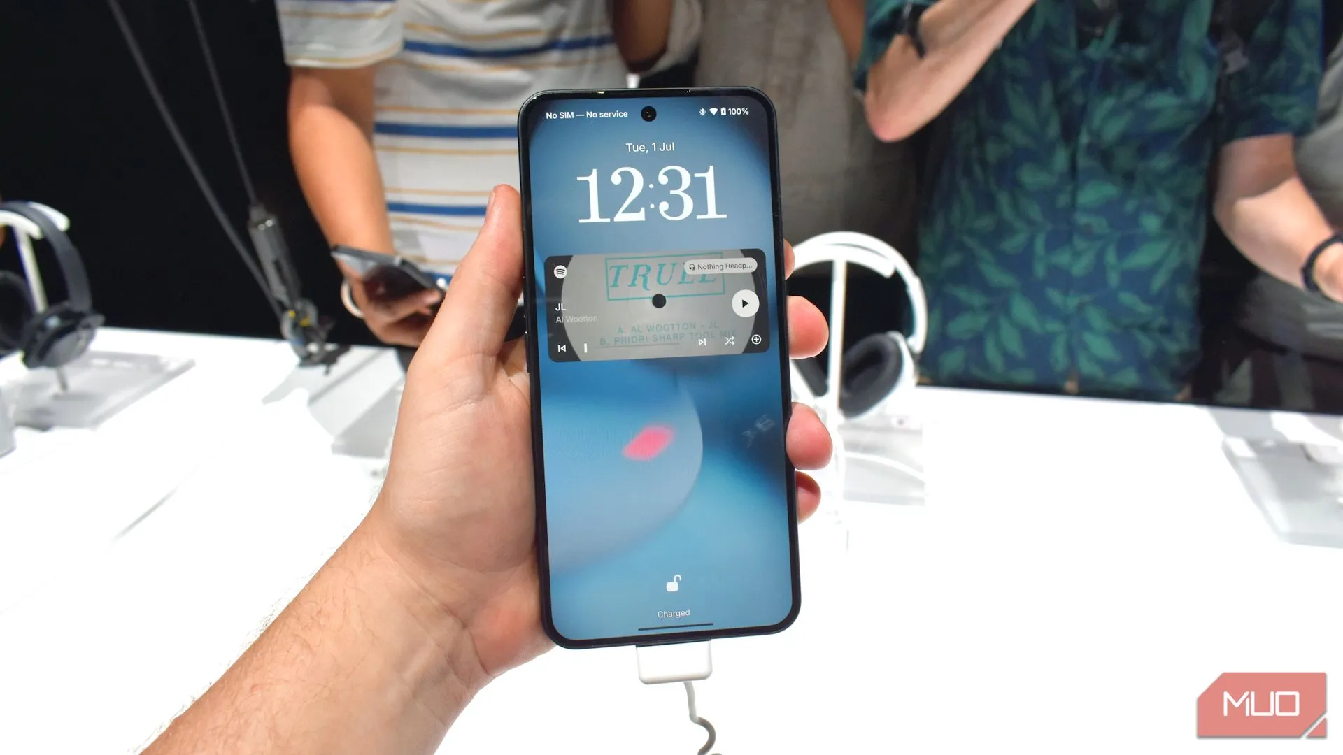 Thiết kế mặt trước của Nothing Phone 3 trong tay người dùng