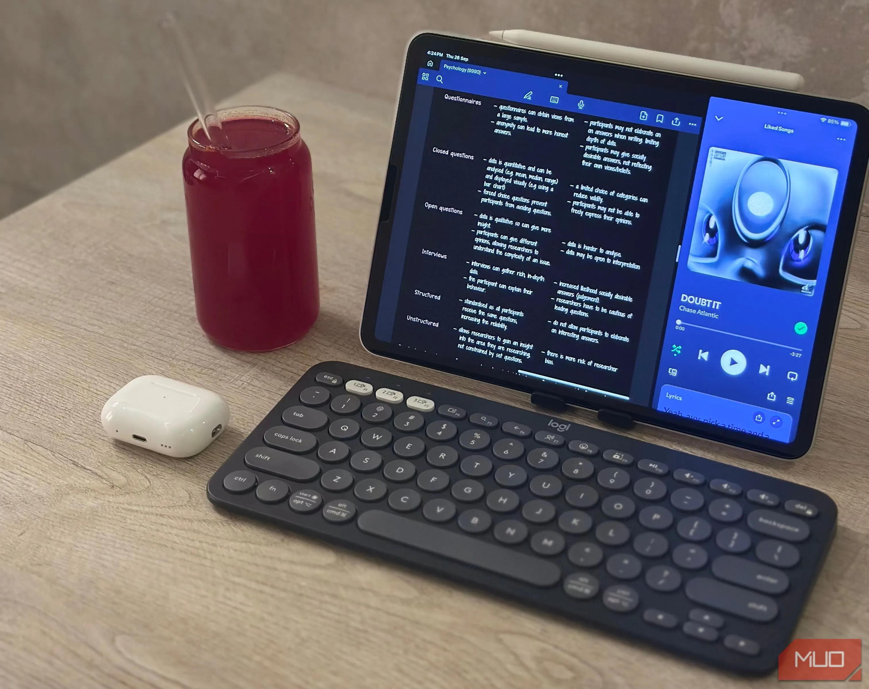Thiết lập làm việc với iPad Air M1, bàn phím Logitech Pebble Keys 2 K380s và chuột ESR MagMouse