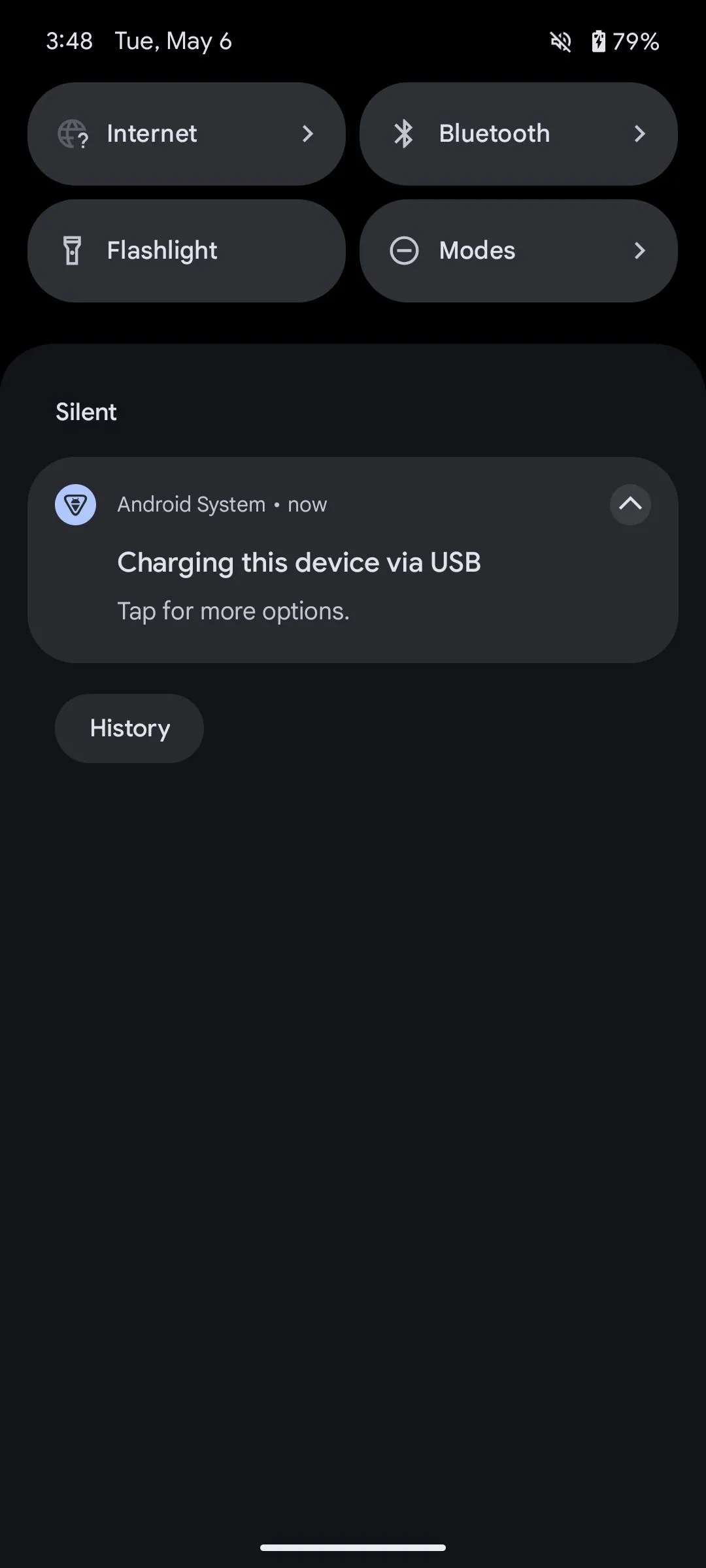 Thông báo đang sạc thiết bị qua USB trên điện thoại Pixel, cho phép chọn chế độ sử dụng USB.