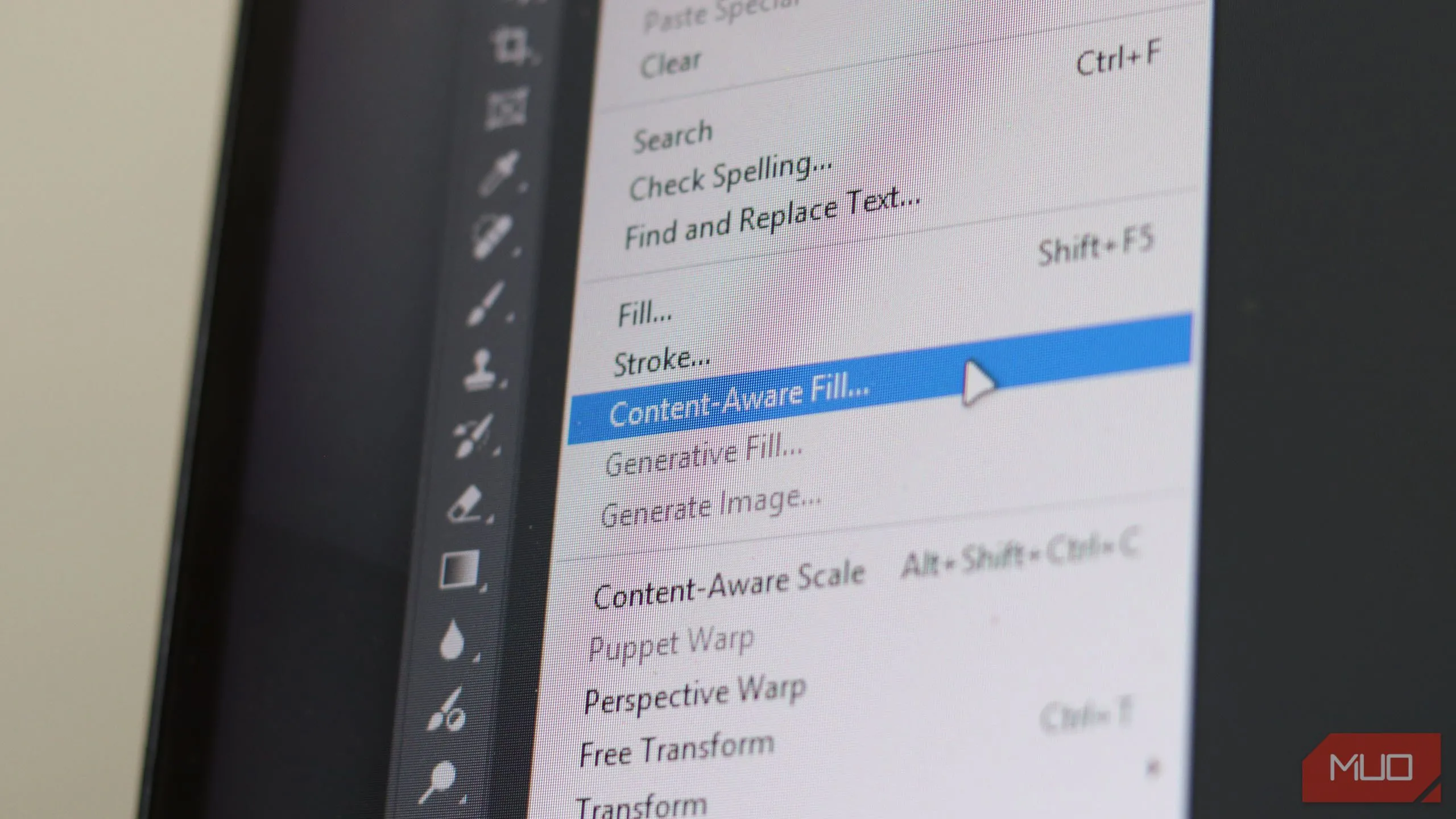 Tính năng Content-Aware Fill trong Photoshop loại bỏ vật thể khỏi ảnh