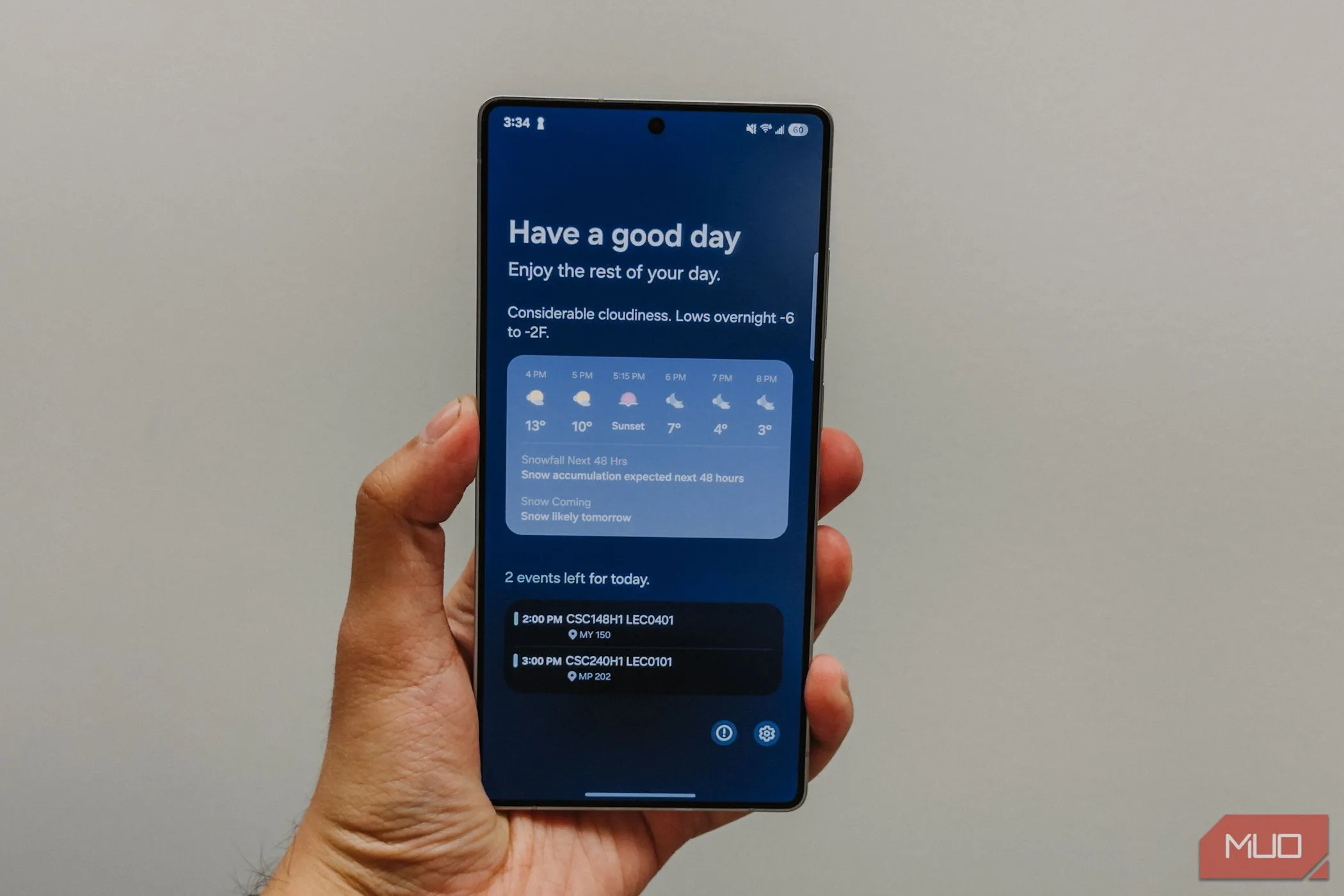 Tính năng Now Briefing của Samsung Galaxy S25 Ultra đang được hiển thị trên tay