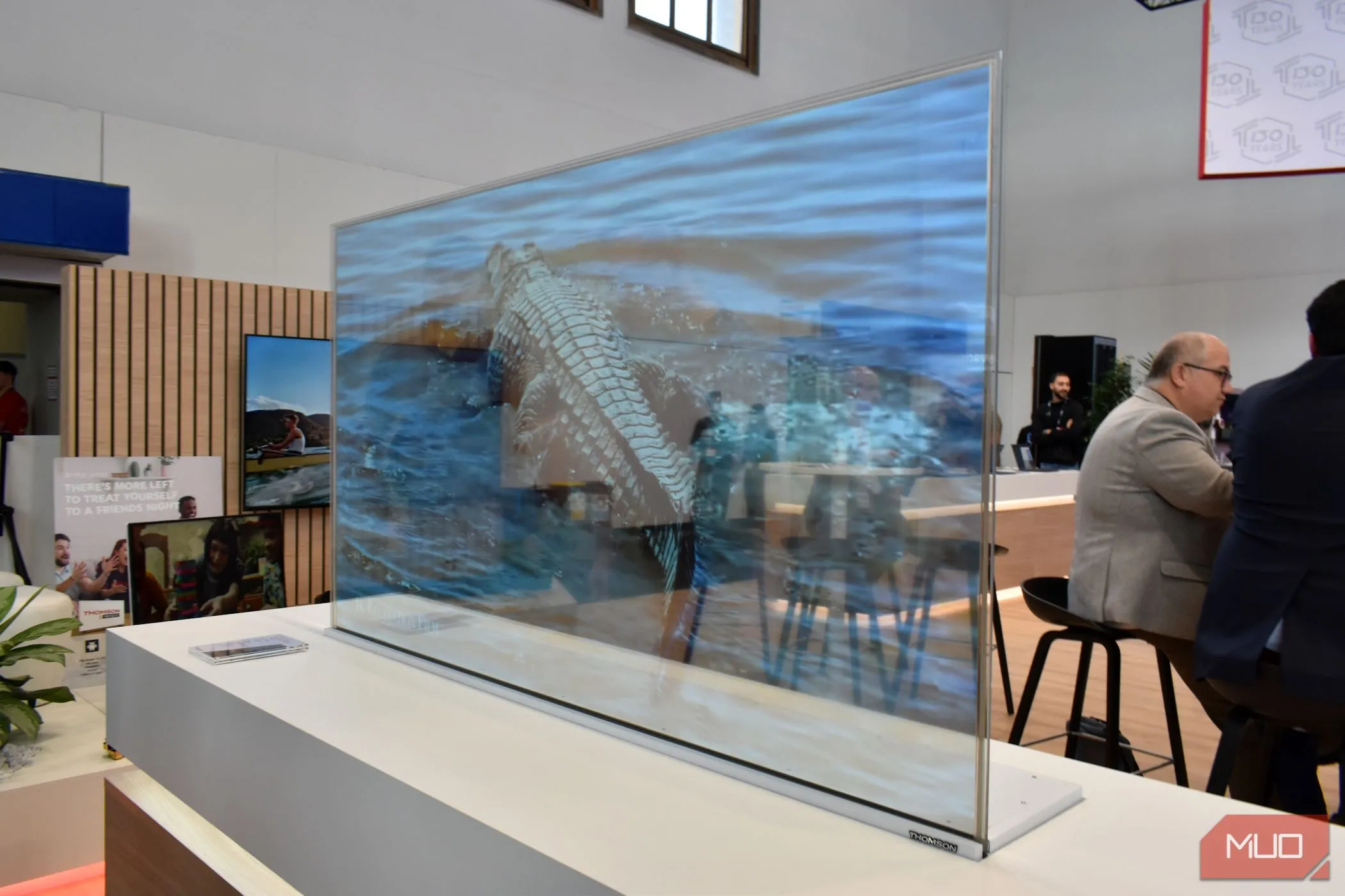 Tivi OLED trong suốt Thomson Scenium trình diễn tại IFA 2023, thể hiện thiết kế linh hoạt của công nghệ OLED.