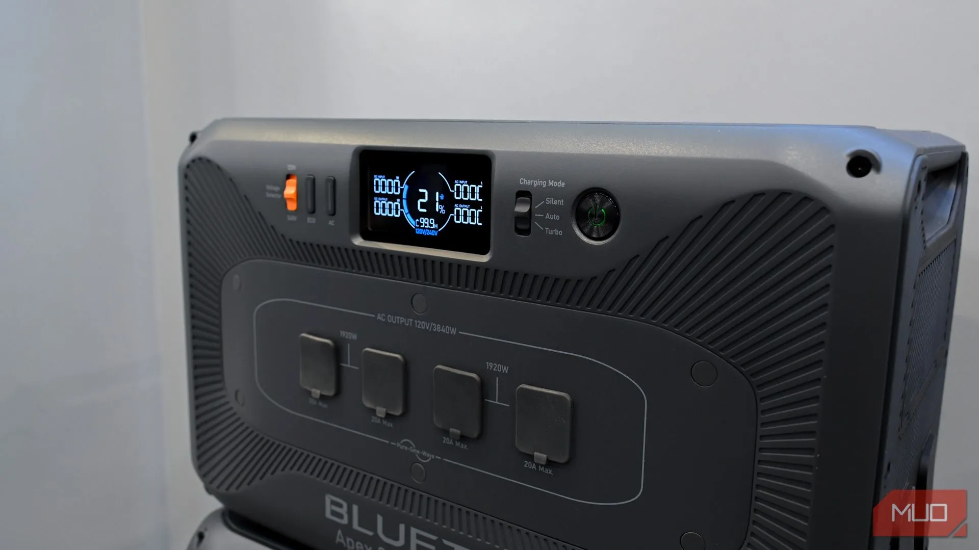Trạm phát điện di động Bluetti Apex 300 với thiết kế hiện đại.