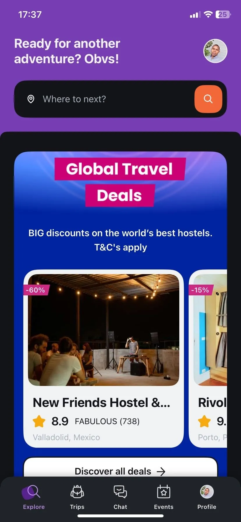 Trang chủ ứng dụng Hostelworld, hiển thị các lựa chọn nhà nghỉ phù hợp cho du khách độc hành.