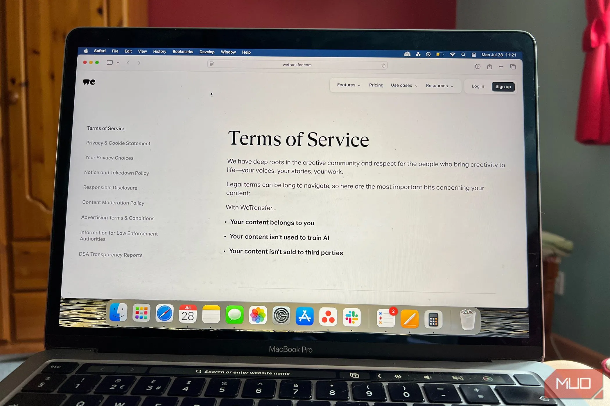 Trang điều khoản dịch vụ WeTransfer làm rõ về việc sử dụng nội dung người dùng và bảo mật.