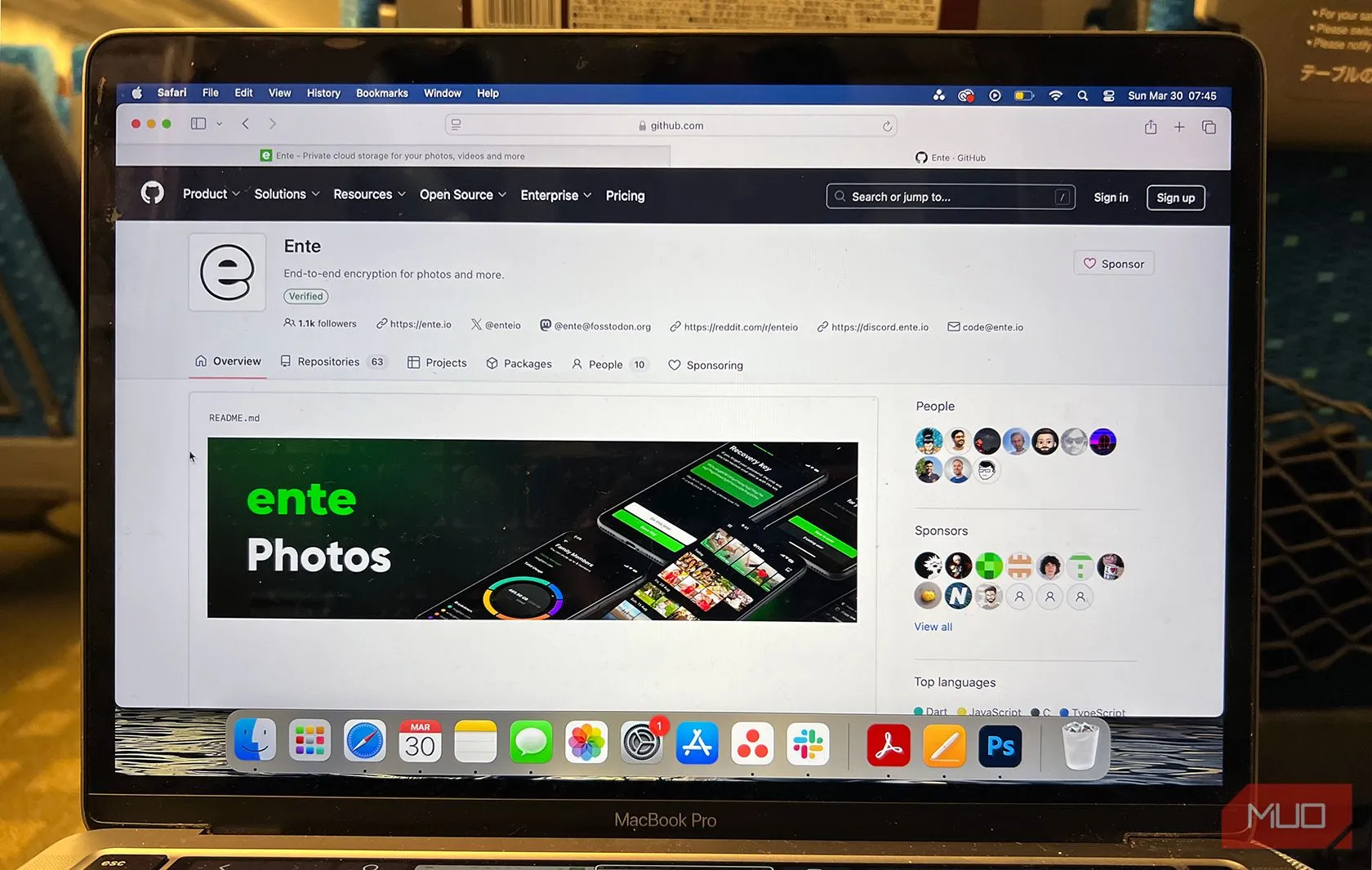 Trang dự án Ente Photos trên GitHub, minh họa tính chất mã nguồn mở và khả năng tự host trên máy chủ cá nhân.