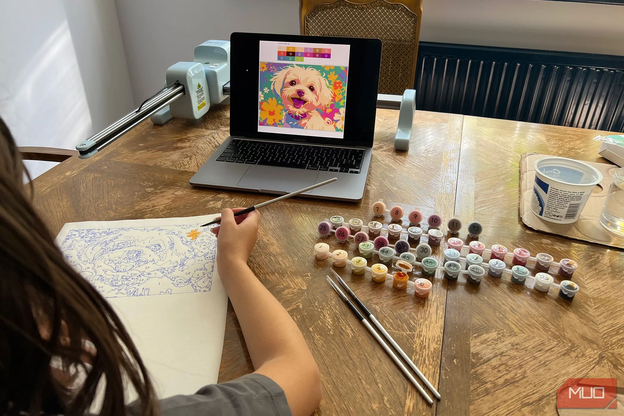 Trẻ em đang tập trung tô màu một bức tranh chó vẽ theo số được tạo ra bởi LOKLiK iPaint, thể hiện hoạt động thủ công thư giãn