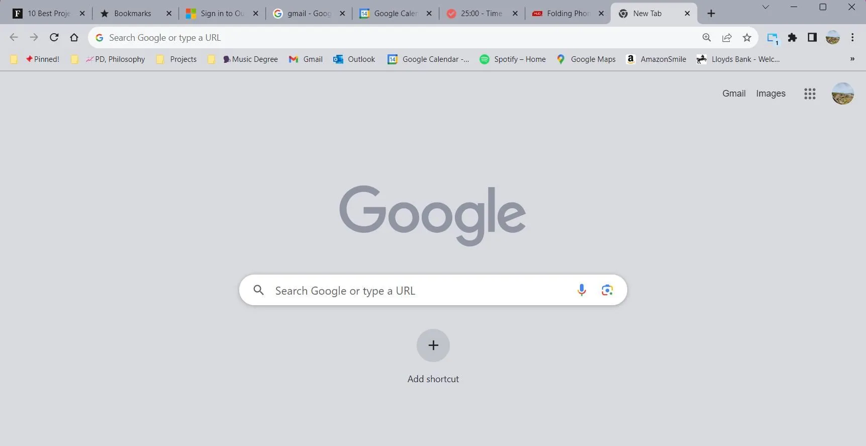 Trình duyệt Google Chrome đang mở với rất nhiều tab được sắp xếp thành các nhóm.