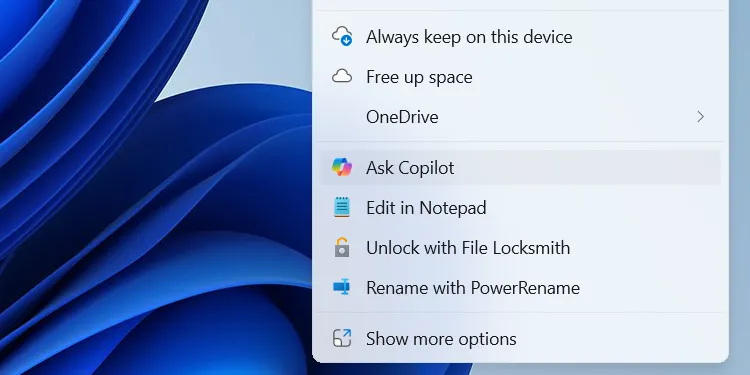 Tùy chọn "Ask Copilot" xuất hiện trong menu ngữ cảnh (chuột phải) trên File Explorer của Windows.