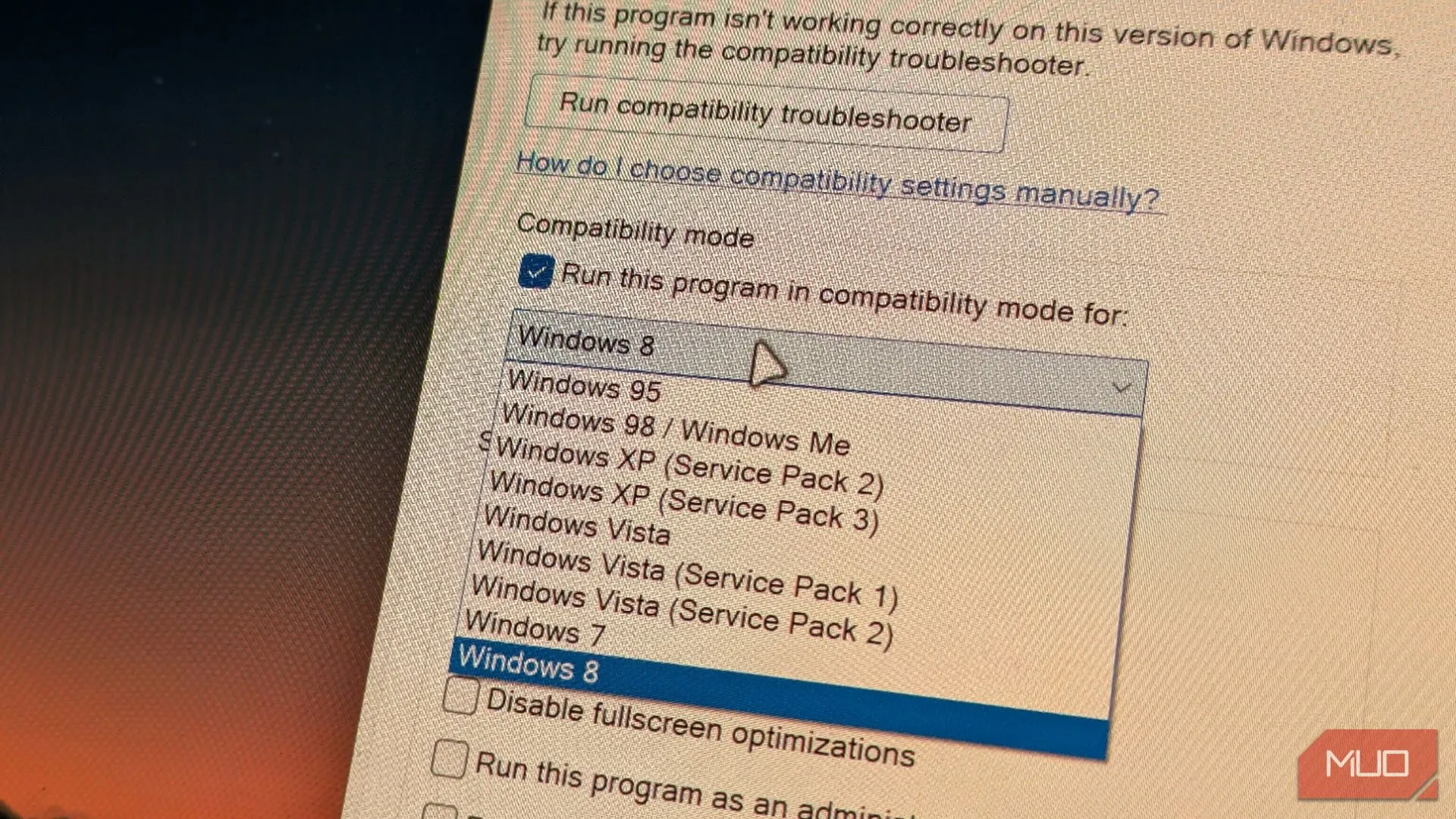 Tùy chọn Chế độ tương thích (Compatibility Mode) trong cửa sổ Thuộc tính trên Windows 11