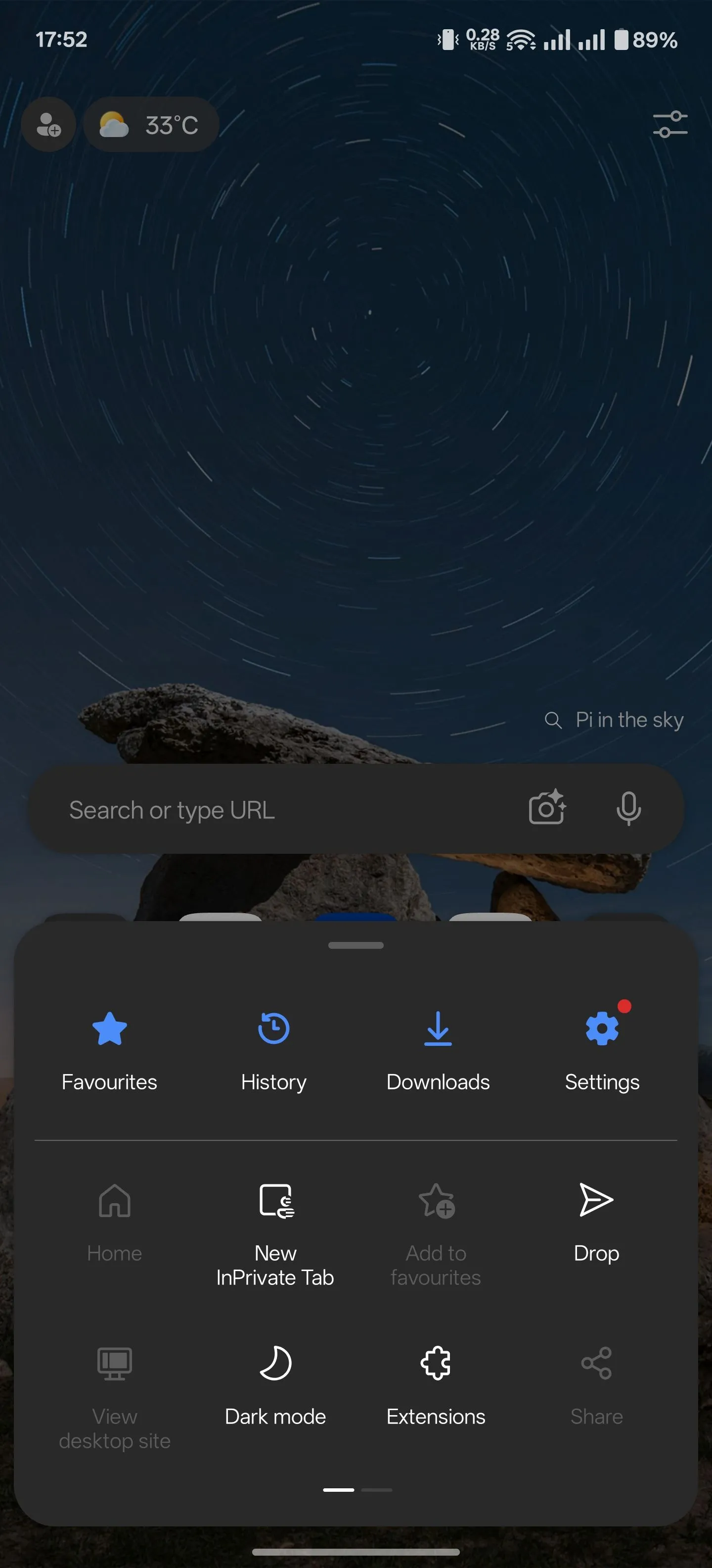 Tùy chọn menu hamburger trong trình duyệt Edge trên Android, hiển thị mục "Extensions" để truy cập tiện ích mở rộng.