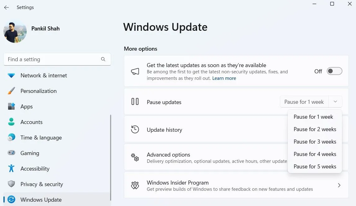 Tùy chọn tạm dừng cập nhật tự động trong ứng dụng Cài đặt của Windows, thể hiện nút tạm dừng.
