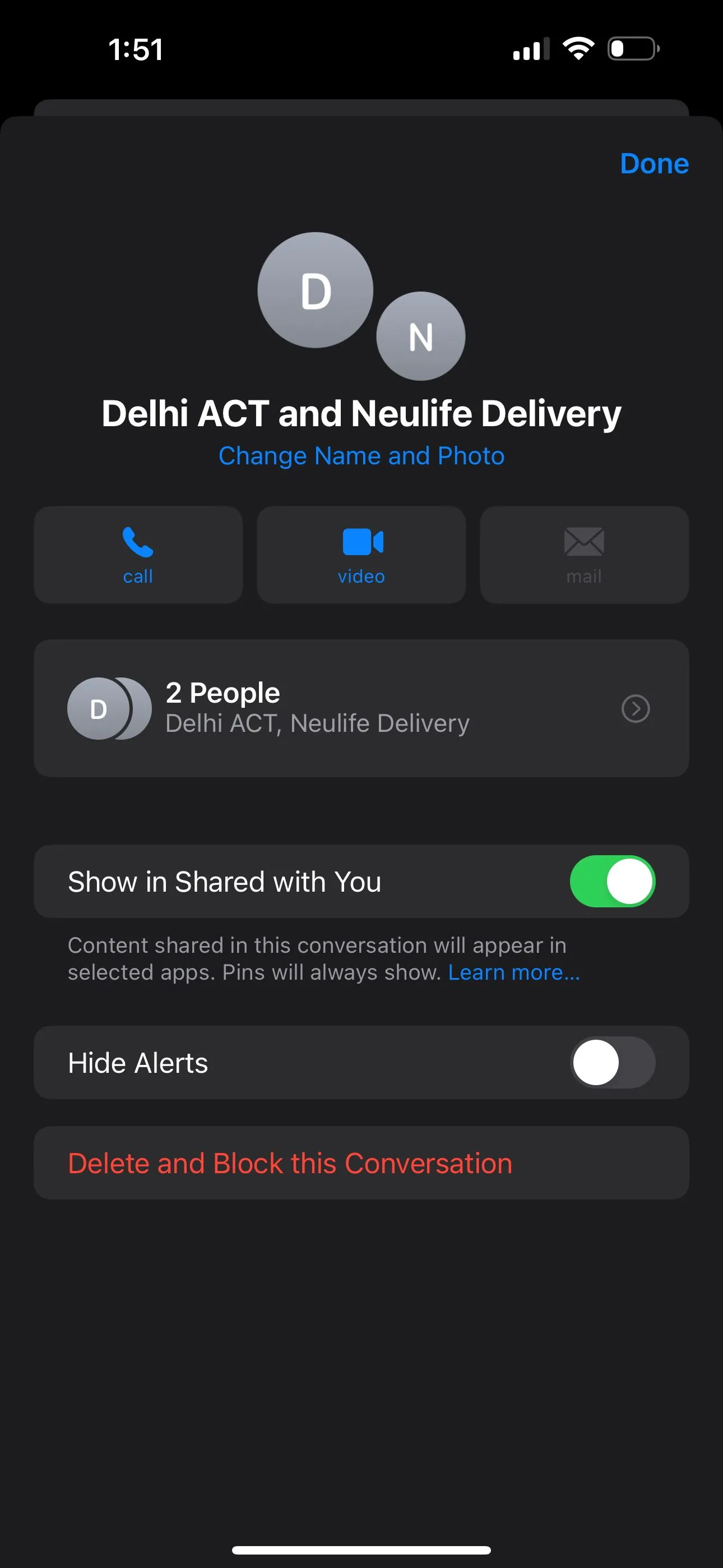 Tùy chọn &quot;Xóa và Chặn Hội Thoại&quot; (Delete and Block Conversation) cho nhóm SMS/MMS trong ứng dụng Tin nhắn iPhone.