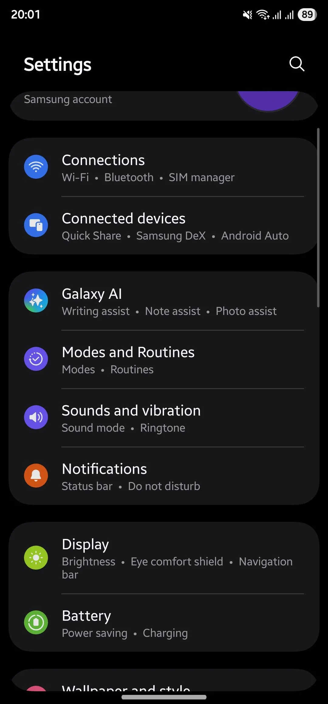 Ứng dụng Cài đặt trên điện thoại Samsung với tùy chọn Chế độ và Quy trình được làm nổi bật.