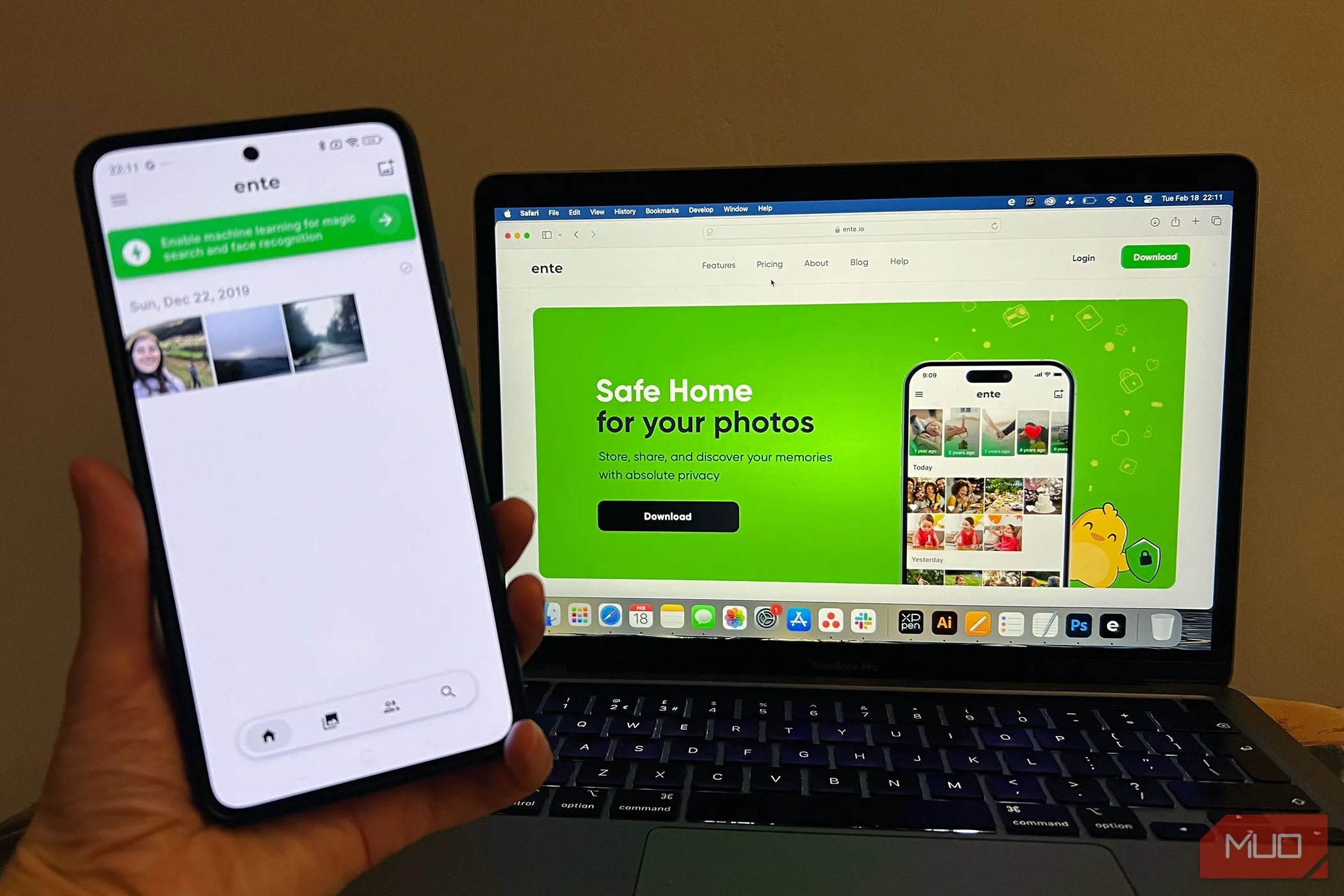 Ứng dụng Ente Photos hoạt động trên cả điện thoại Android và MacBook Pro, là lựa chọn thay thế WeTransfer an toàn.