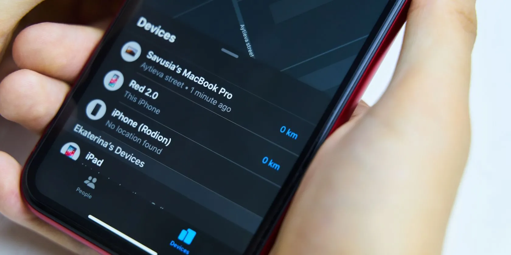 Ứng dụng Find My trên iPhone hiển thị thiết bị ngoại tuyến, minh họa tính năng UWB bị thiếu