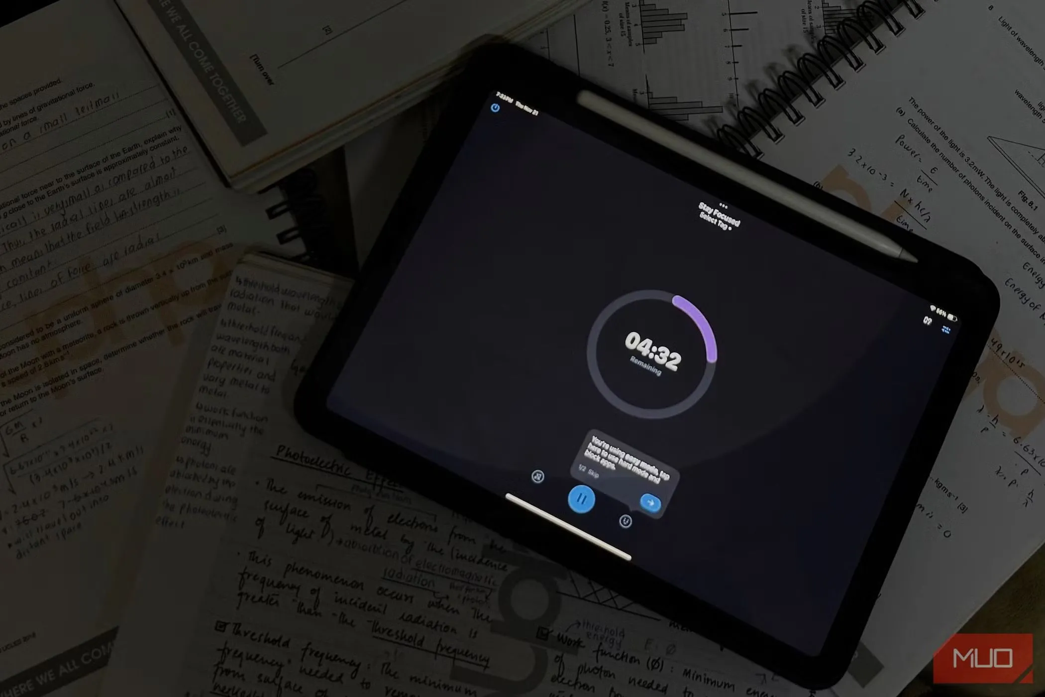Ứng dụng giới hạn thời gian trên iPad với các ghi chú xung quanh, minh họa việc quản lý thời gian sử dụng thiết bị di động