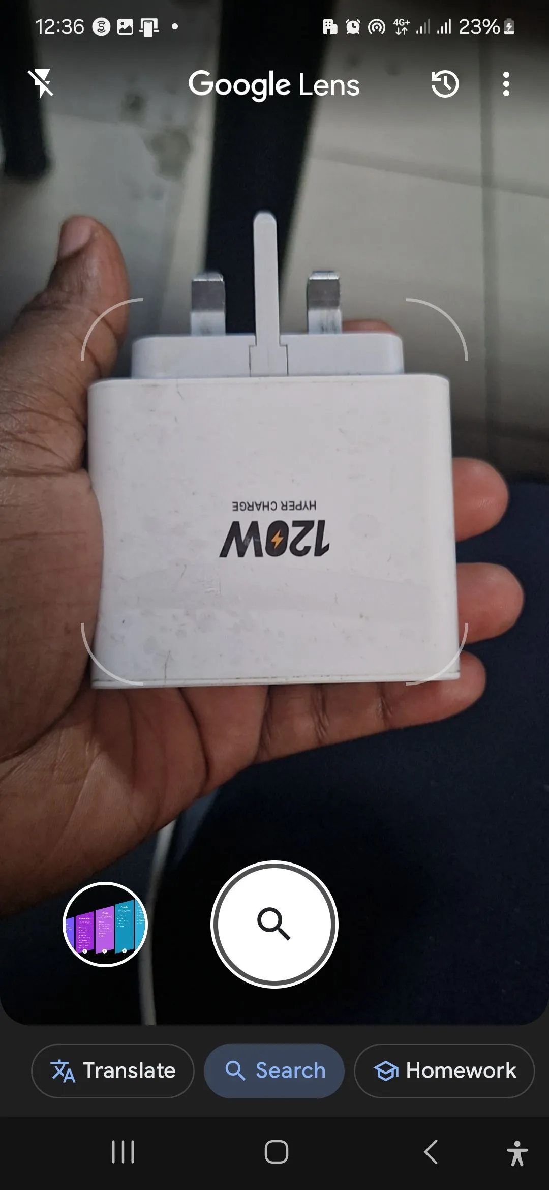 Ứng dụng Google Lens chuẩn bị quét một vật thể để tìm kiếm thông tin