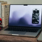 Ứng dụng Gương iPhone (iPhone Mirroring) đang hoạt động trên MacBook Pro, hiển thị màn hình iPhone được điều khiển mượt mà.