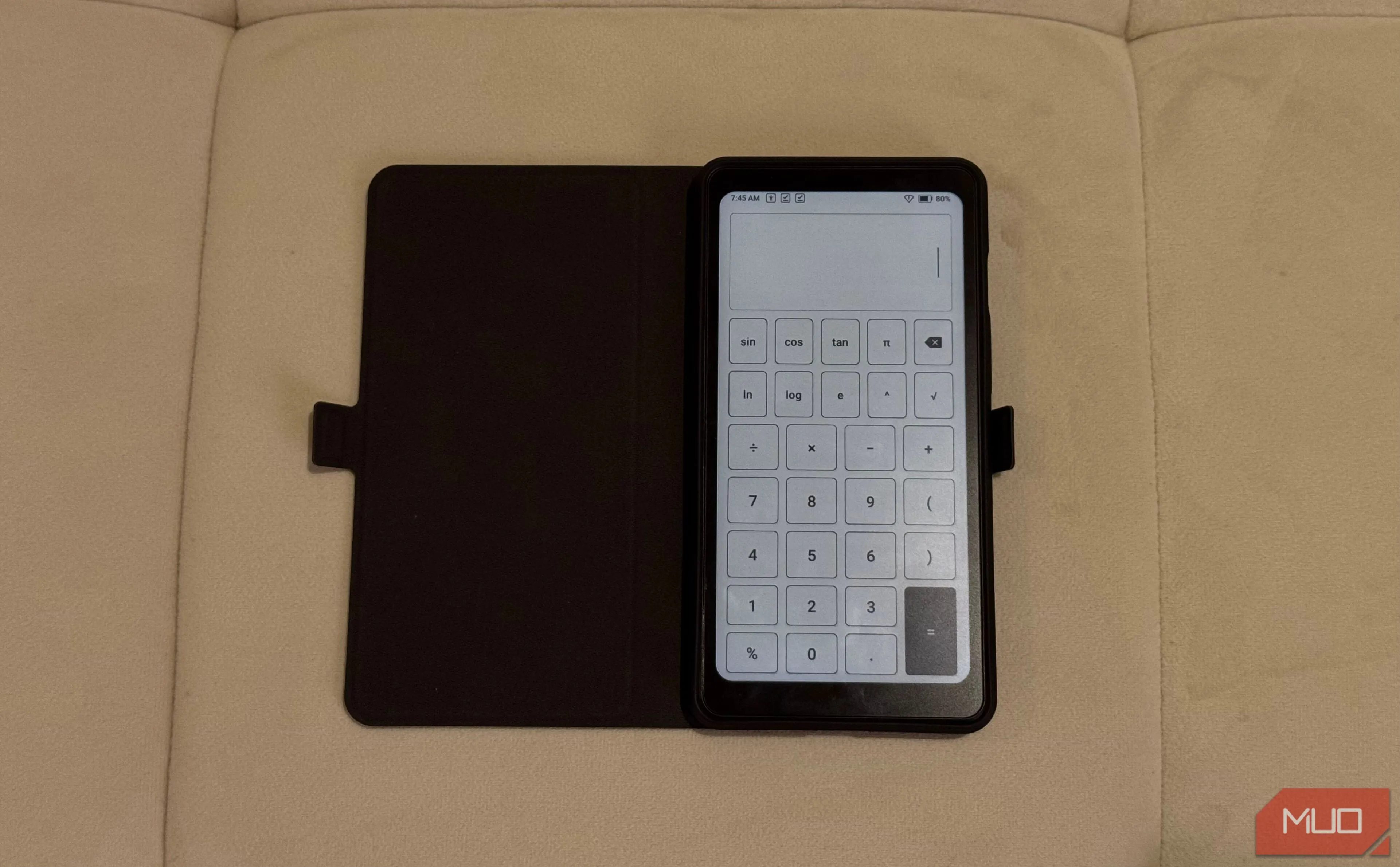 Ứng dụng máy tính (Calculator) đang hiển thị trên màn hình e-ink của Boox Palma 2, với các số và phép toán rõ nét, thể hiện sự tối ưu cho các tác vụ cơ bản.
