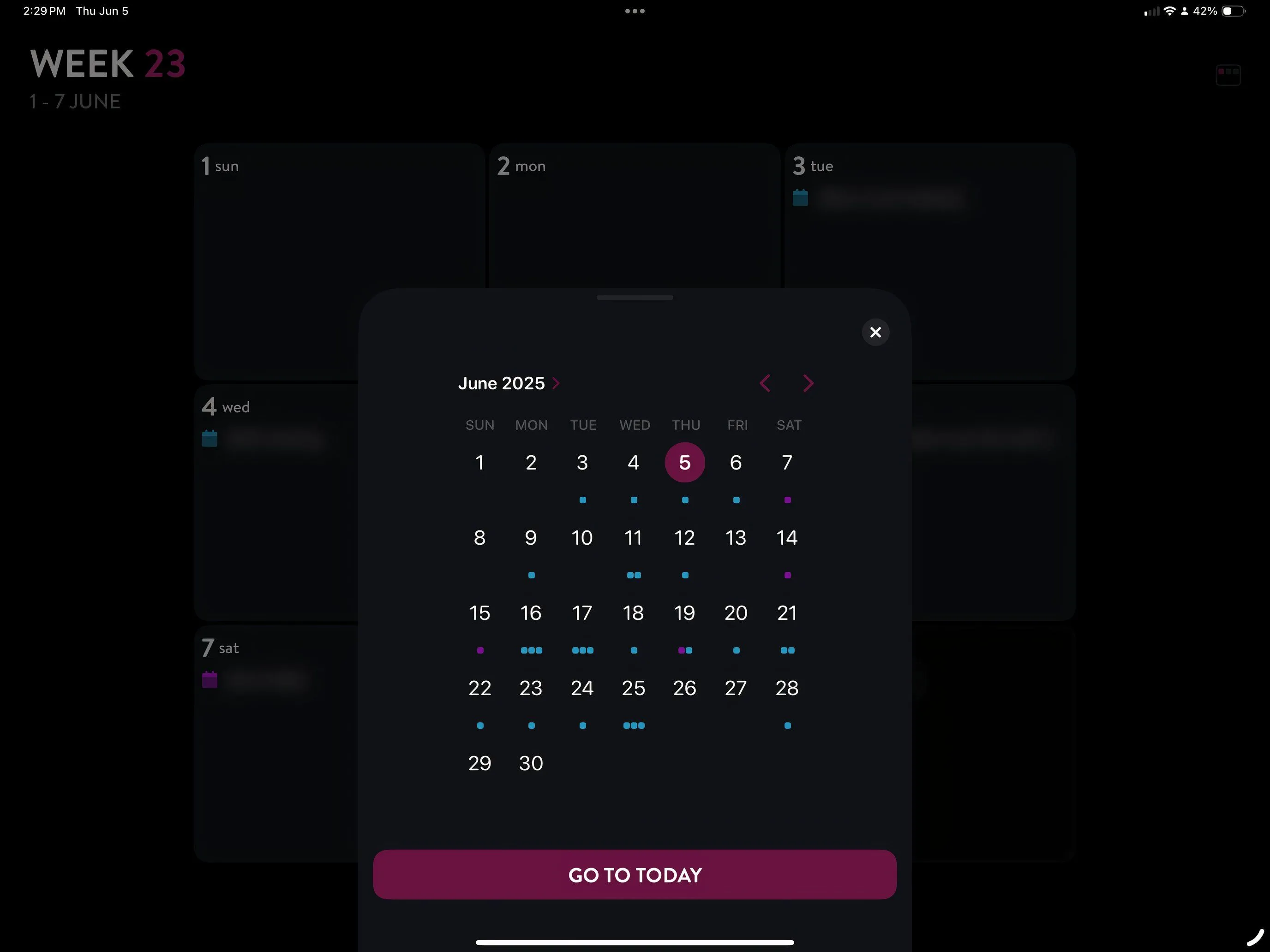 Ứng dụng Moleskine Planner hiển thị giao diện lịch và các nhiệm vụ được sắp xếp trên iPad