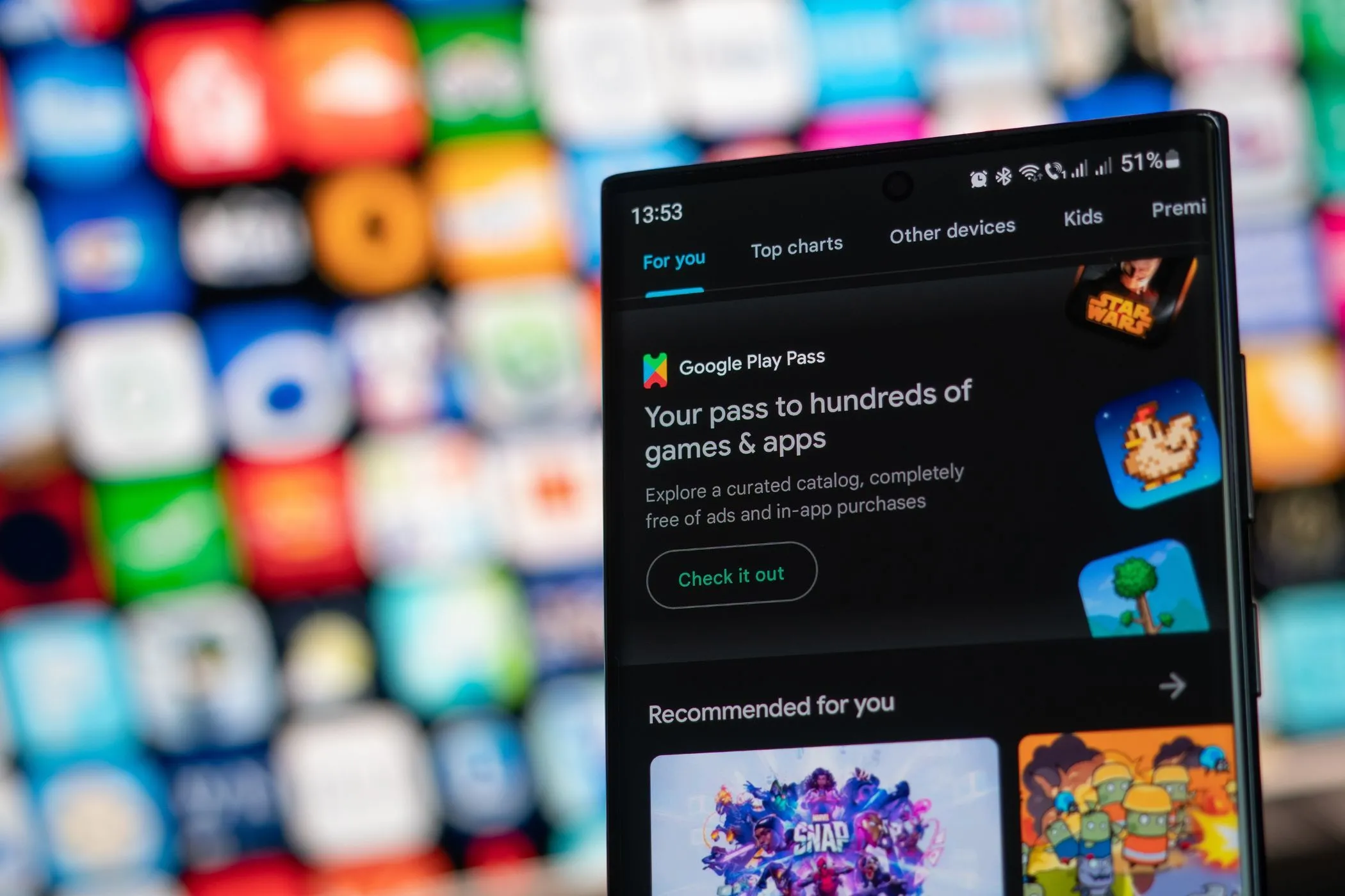 Ưu đãi Google Play Pass hiển thị trên màn hình điện thoại thông minh, minh họa tính năng không quảng cáo.