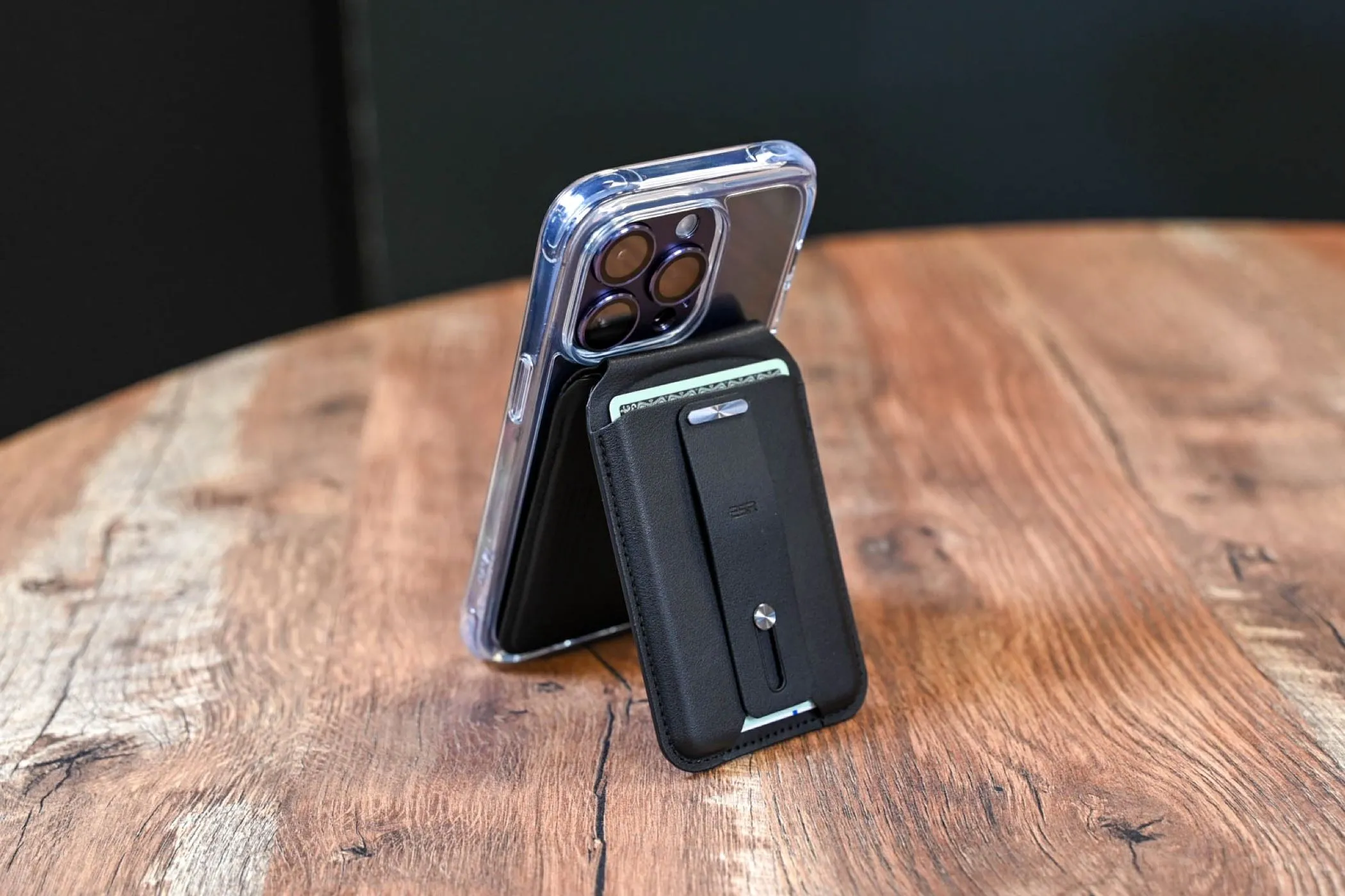 Ví da MagSafe ESR HaloLock Geo dùng làm giá đỡ điện thoại iPhone