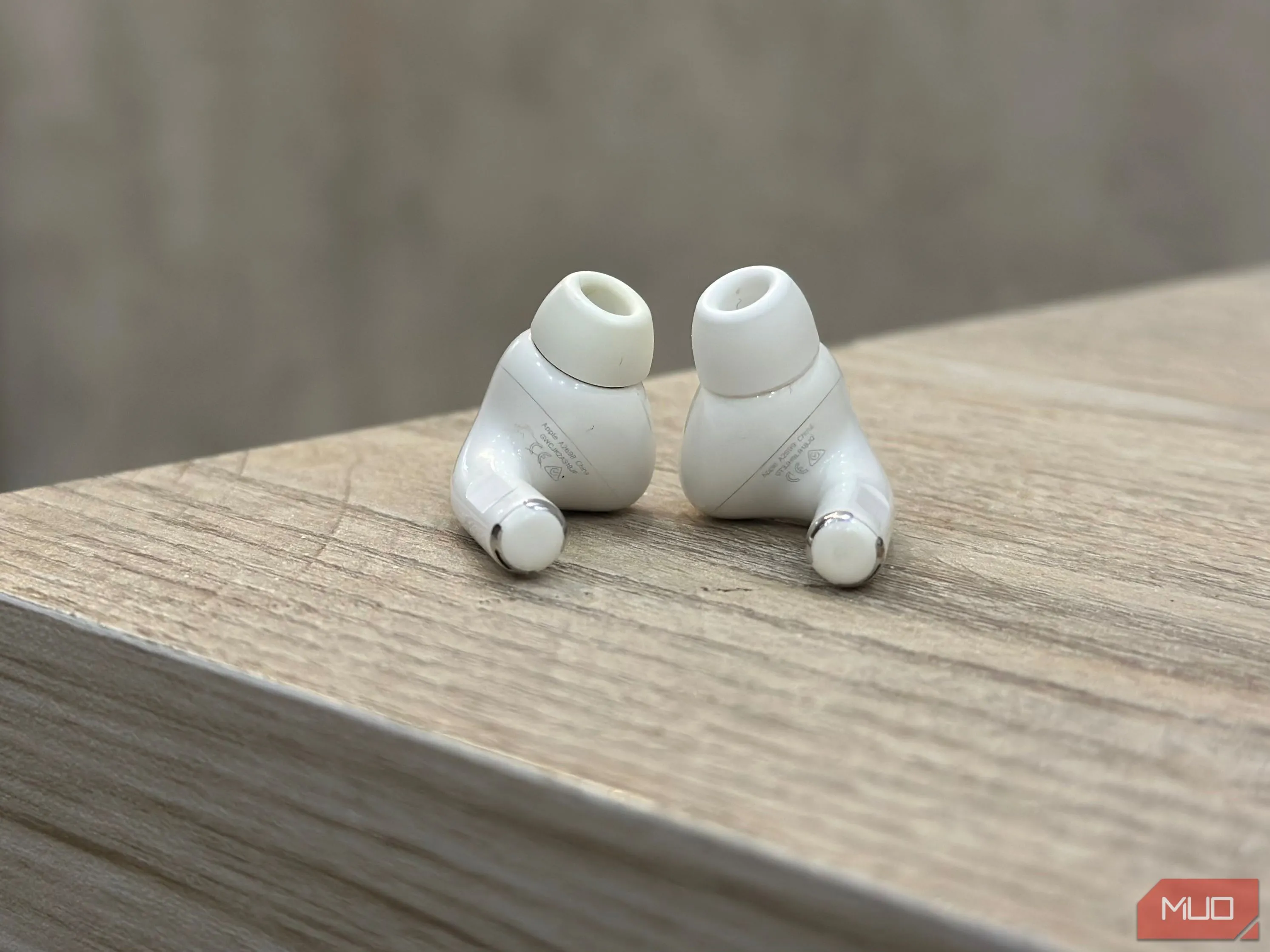 Vị trí số model trên thân tai nghe AirPods Pro 2