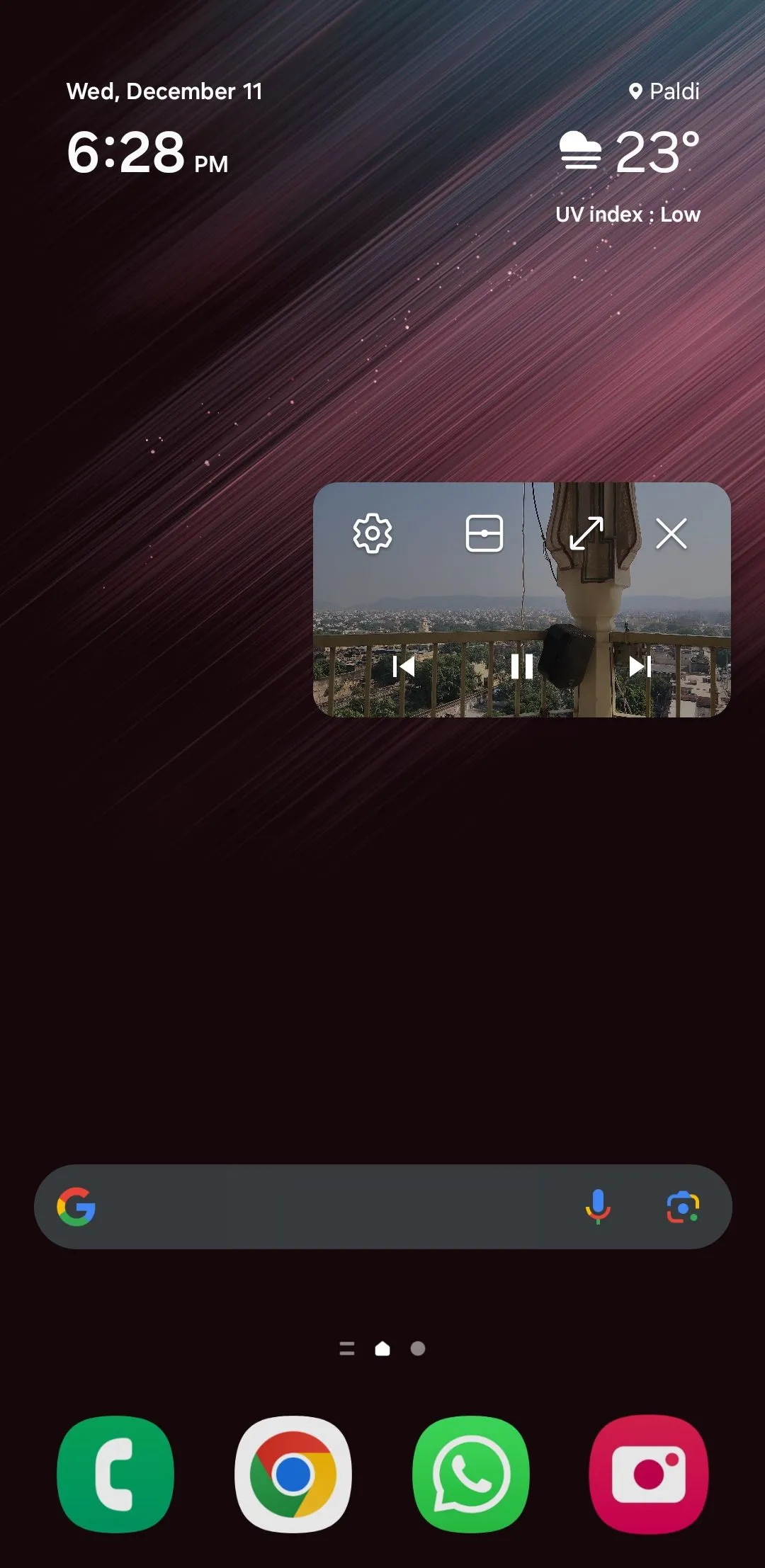 Video đang mở ở chế độ PiP trên Android, giúp người dùng vừa xem vừa thực hiện tác vụ khác