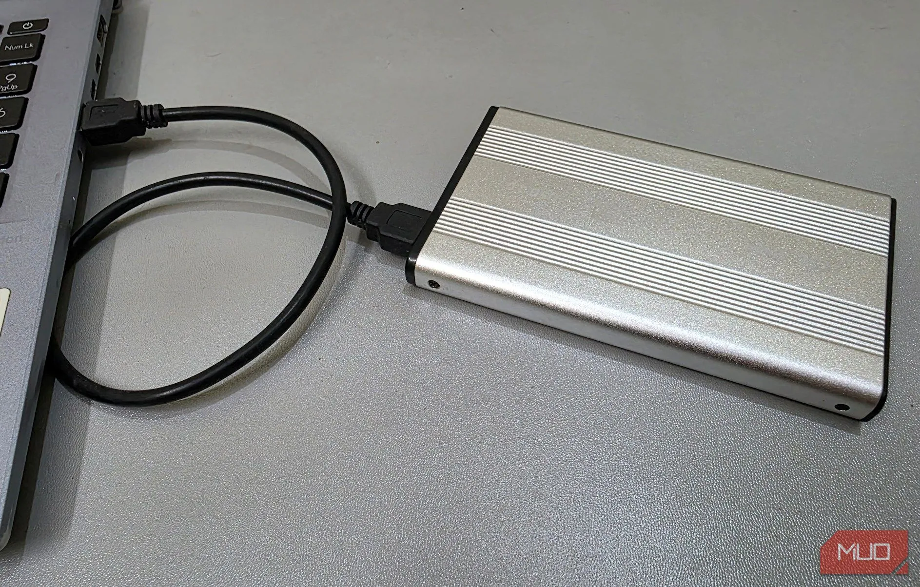 Vỏ bọc ổ cứng ngoài kết nối với laptop, minh họa việc sử dụng ổ cứng cũ làm kho lưu trữ bảo mật ngoại tuyến.