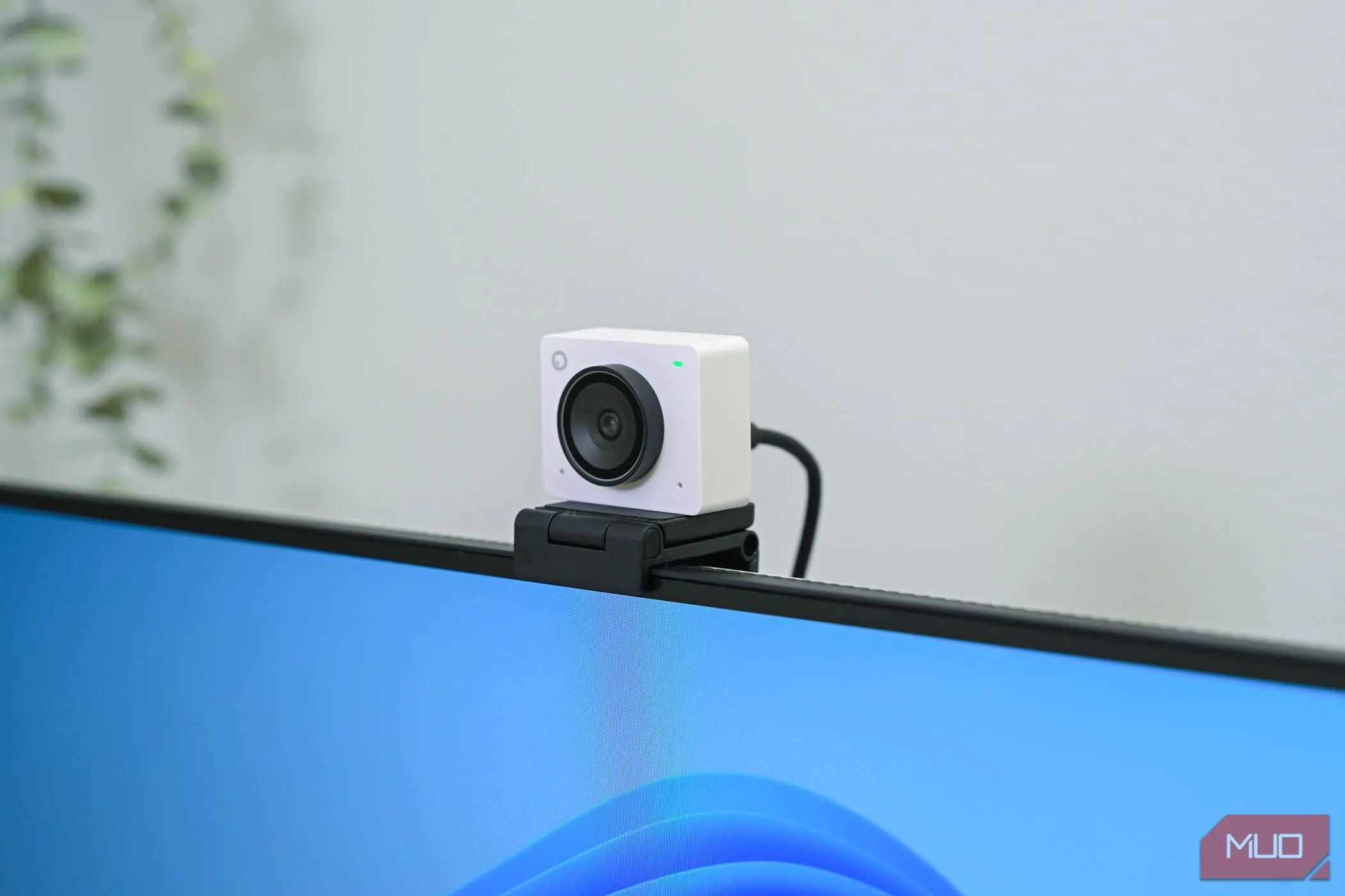 Webcam OBSBOT Meet 2 gắn trên màn hình máy tính