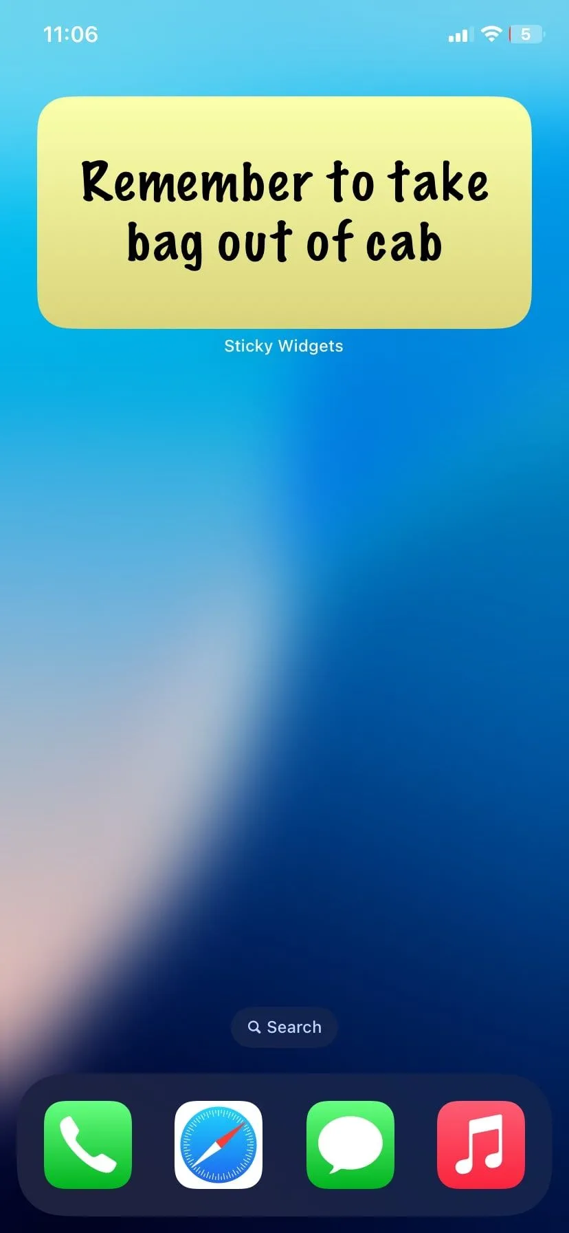 Widget Sticky Widgets hiển thị ghi chú dán trên màn hình chính iPhone, đơn giản và trực quan