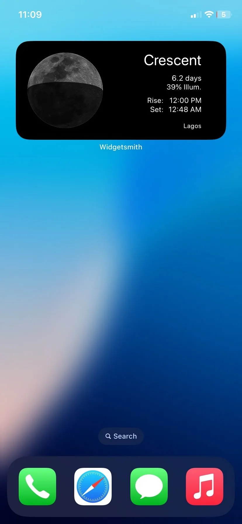 Widgetsmith widget được hiển thị trên màn hình chính của iPhone, minh họa khả năng tùy chỉnh