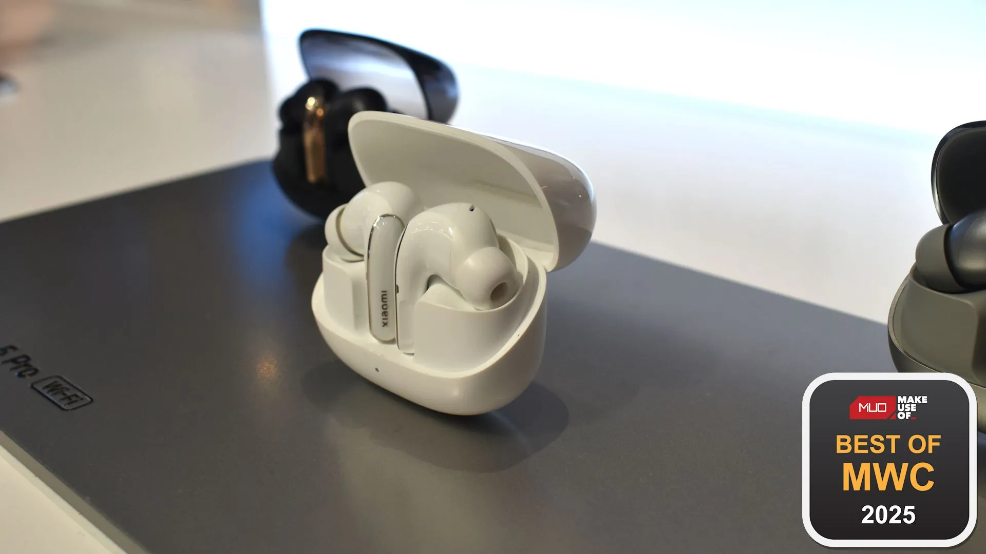 Xiaomi Buds 5 Pro Wi-Fi tại MWC 2025 với thiết kế sang trọng, nhấn mạnh tính năng kết nối Wi-Fi tiên phong