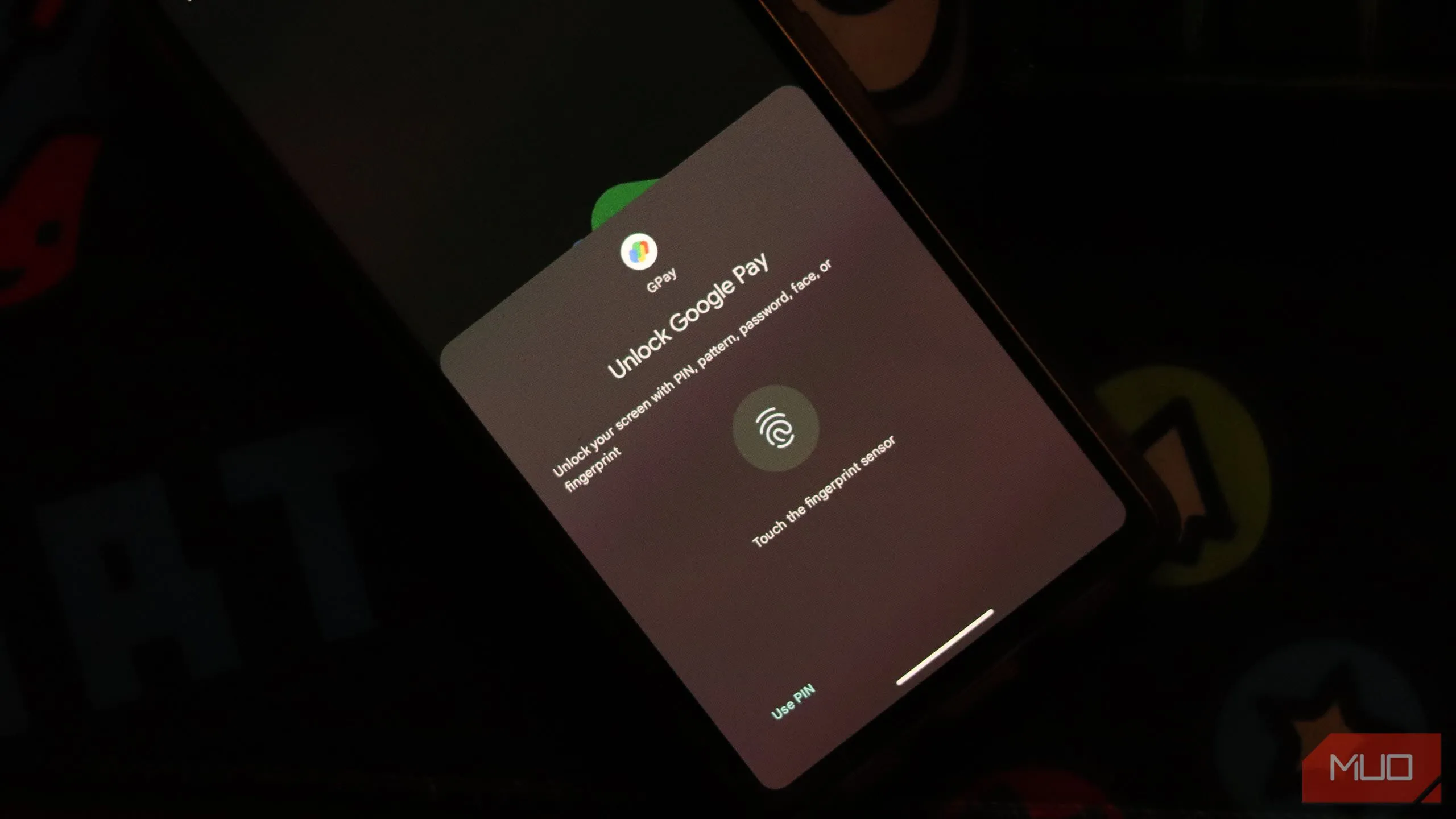 Yêu cầu quét sinh trắc học để mở ứng dụng Google Pay, minh họa bảo mật ví điện tử