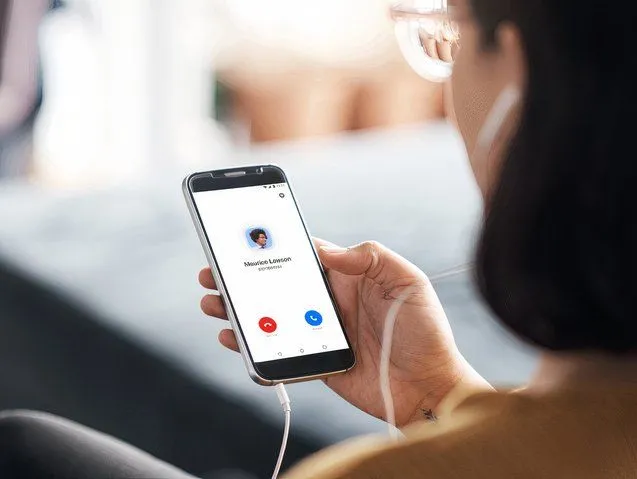 Zoom Phone đang được sử dụng khi di chuyển.