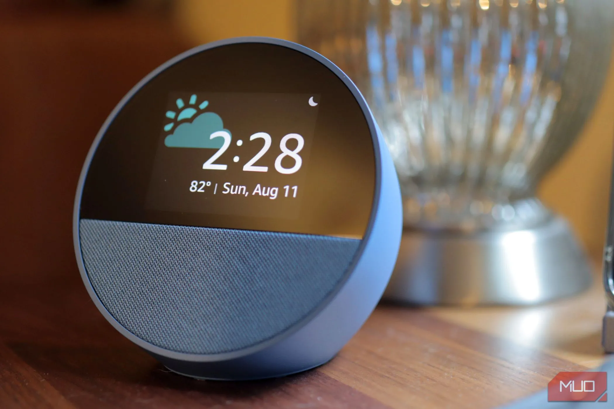 Amazon Echo Spot màu xanh đặt trên bàn gỗ, minh họa thiết bị Alexa thu thập dữ liệu giọng nói lên đám mây.