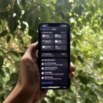 Ảnh minh họa iPhone với menu iCloud đang mở, hiển thị cảnh báo dung lượng sắp hết