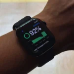 Apple Watch Series 10 hiển thị số liệu thống kê pin trên màn hình