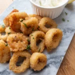 Bạch tuộc chiên giòn vàng ươm trên đĩa trắng