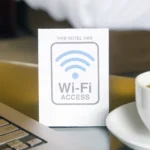 Biển hiệu Wi-Fi trong phòng khách sạn trên máy tính xách tay, thể hiện kết nối mạng
