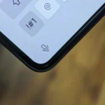 Biểu tượng micro trên bàn phím ảo của điện thoại Samsung Galaxy Z Fold để kích hoạt tính năng chuyển giọng nói thành văn bản.