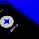Biểu tượng ứng dụng Gemini của Google trên màn hình điện thoại thông minh, tượng trưng cho trợ lý AI tương lai.