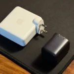 Bộ sạc điện thoại nhỏ gọn đặt cạnh bộ sạc MacBook lớn, minh họa sự khác biệt công suất