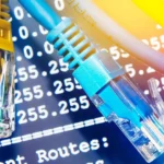 Các sợi cáp Ethernet và thông tin địa chỉ IP trên màn hình máy tính, minh họa cho kết nối mạng có dây ổn định và tốc độ cao.