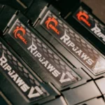 Các thanh RAM DDR5 máy tính được xếp chồng lên nhau