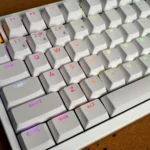 Cận cảnh bàn phím cơ Lemokey P1 HE chụp từ trên xuống, khoe chất liệu nhôm nguyên khối chắc chắn.