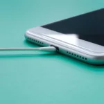 Cận cảnh cổng sạc điện thoại được làm sạch bằng tăm bông để loại bỏ ẩm