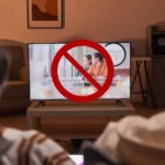 Cặp đôi xem TV với biểu tượng cấm, minh họa việc sử dụng băng thông khi kiểm tra tốc độ internet